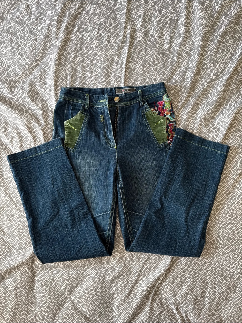 5/$10‼️ Women’s Vintage Dark Blue Jeans with Olive Accent and Embroidered Detail